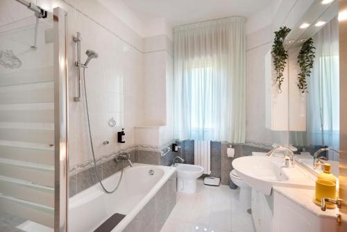 San Mango PiemonteにあるIl Limoneto Di Gioviの浴槽、洗面台、トイレを備えたバスルーム