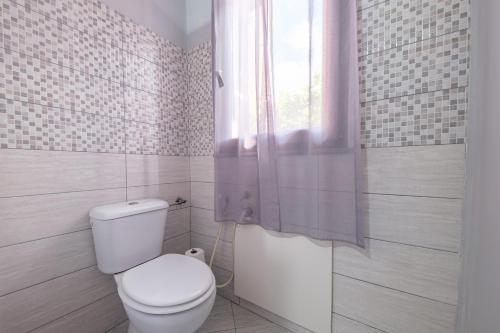 une salle de bain blanche avec toilettes et douche dans l'établissement La Casa dei Limoni, à Gaggi