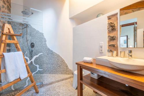 une salle de bain avec lavabo et douche dans l'établissement Son Taronger, à Sóller