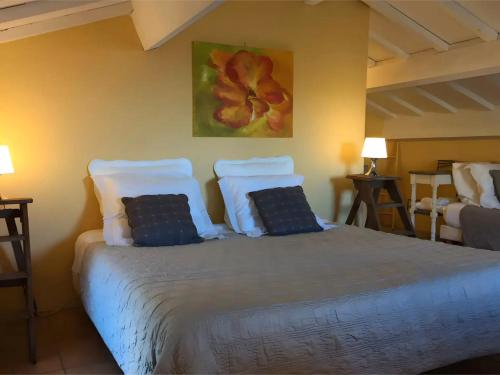 シュズ・ラ・ルッスにあるLes Aiguières en Provenceの枕が2つ置かれたベッドのある寝室