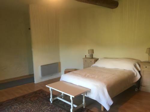 a bedroom with a white bed and a table at Appartement 3 Avec Deux Chambres in Montboucher-sur-Jabron