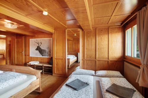 Una habitación con dos camas y una imagen de un ciervo. en Black Forest Woods, en Bernau im Schwarzwald