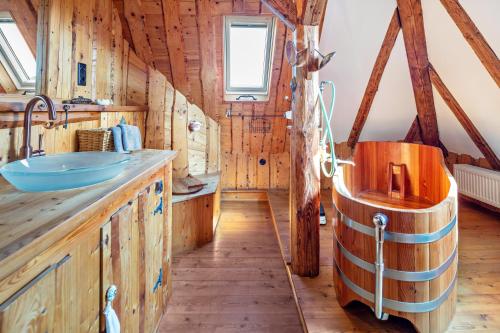 a bathroom in a cabin with a barrel sink at Ferienwohnung Zur alten Post in Ulrichstein