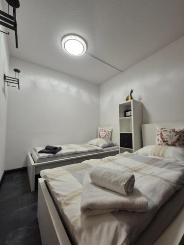 エアフルトにあるApartment Zum Riedfeldのタオルが敷かれたベッドが2つある部屋