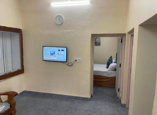 Una televisión o centro de entretenimiento en Lotus home stay 2BHK
