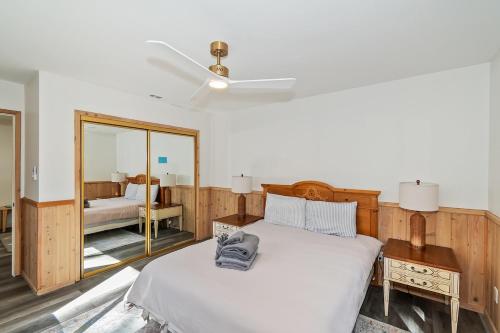 ein Schlafzimmer mit einem großen Bett und einem Spiegel in der Unterkunft Evergreen Escape Cabin for families in Sugarloaf