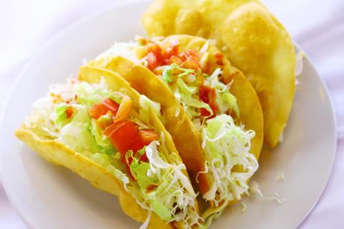 two lettuce and tomato sandwiches on a white plate at DUOマーメイドステイ in Nakagusuku