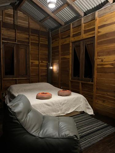 um quarto com uma cama e um sofá dentro em Homebar em Ko Chang