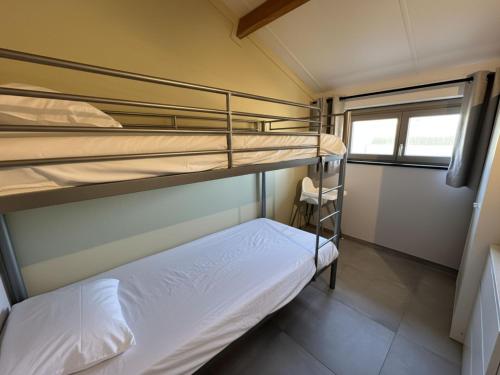 2 literas en una habitación pequeña con ventana en Westhinder II H18, en Koksijde