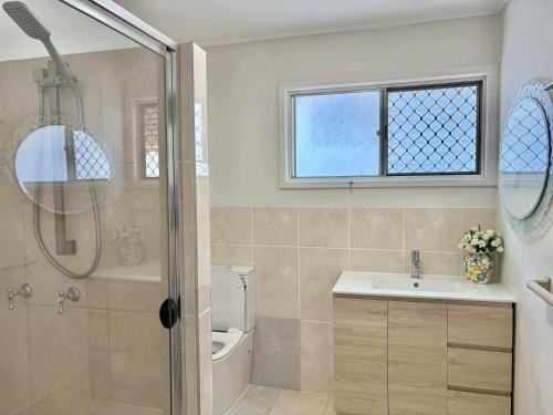 Ένα μπάνιο στο Welcome to your leafy retreat in Graceville!