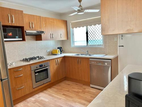 Η κουζίνα ή μικρή κουζίνα στο Welcome to your leafy retreat in Graceville!