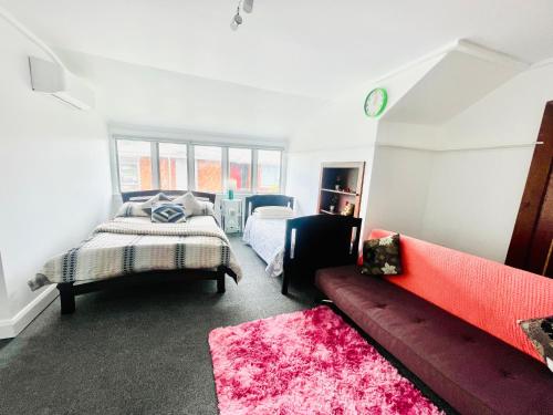 Un pat sau paturi într-o cameră la Giggly Nest