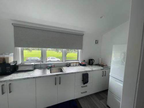 O bucătărie sau chicinetă la Giggly Nest