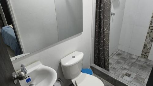 a bathroom with a toilet and a sink and a shower at 03 Aires Acondicionados in Cúcuta