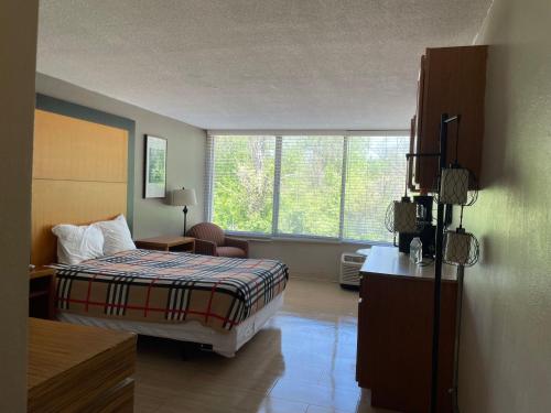 Postel nebo postele na pokoji v ubytování APM Inn & Suites