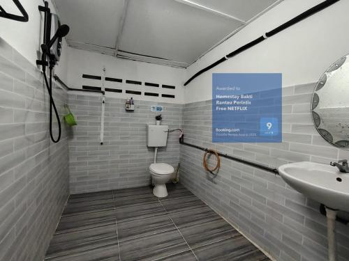 Koupelna v ubytování Homestay Bakti