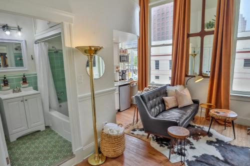 Χώρος καθιστικού στο Riverwalk Gem-Stylish Downtown Escape with Views