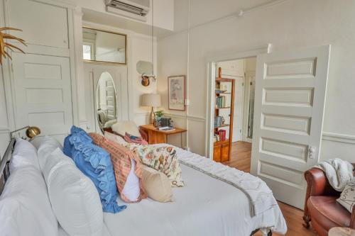 Ένα ή περισσότερα κρεβάτια σε δωμάτιο στο Riverwalk Gem-Stylish Downtown Escape with Views