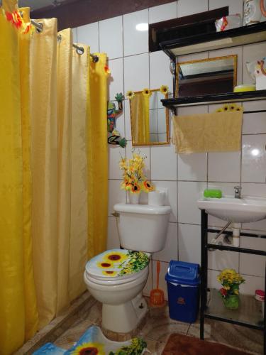 un baño con inodoro y lavabo en Casa Sunflower, en Puerto Jiménez