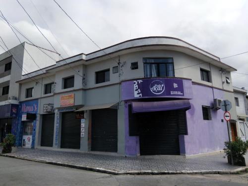 a purple building on a city street with at Pousada Duda Lins in São Vicente