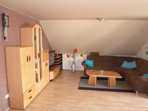 uma sala de estar com um sofá e uma mesa em Ahornweg Ferienwohnung em Gebsattel