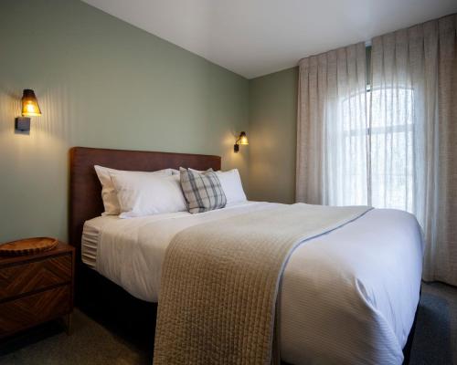 a bedroom with a bed and a window at The Kings Domain, DUCHESS - Luxurious townhouse in the CBD! in Blenheim