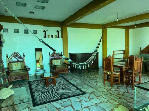a room with chairs and tables at Habitación espaciosa Sol in Taxco de Alarcón