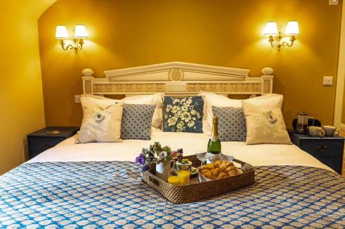 Postel nebo postele na pokoji v ubytování Goose Feather Barn, Wedmore luxury cottage for two