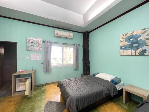 Postel nebo postele na pokoji v ubytování Saksaitarn Resort