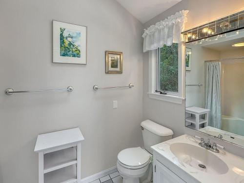 een witte badkamer met een toilet en een wastafel bij Perkins Cove Gem in Ogunquit