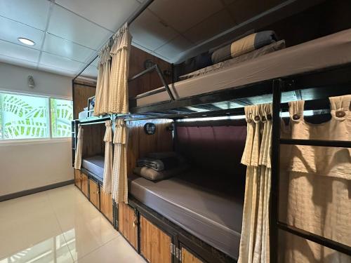 Palanda nebo palandy na pokoji v ubytování By the Beach Hostel