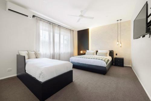 Ένα ή περισσότερα κρεβάτια σε δωμάτιο στο Fuller Holidays - Penthouse on Marvel