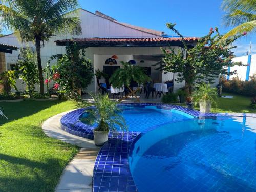 uma piscina no quintal de uma casa em Blue Sapphire guest house em Caucaia