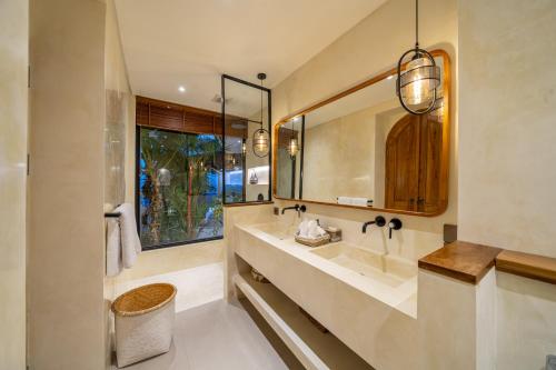 Ένα μπάνιο στο Bali Finest - 4BR Oceanview Luxury Villa with Rooftop pool and Cinema!