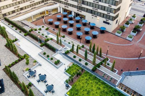 an overhead view of a courtyard with tables and umbrellas at Holiday Inn Washington Capitol-National Mall by IHG in Washington, D.C.