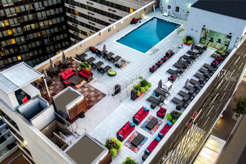 an overhead view of a building with a pool at Holiday Inn Washington Capitol-National Mall by IHG in Washington, D.C.