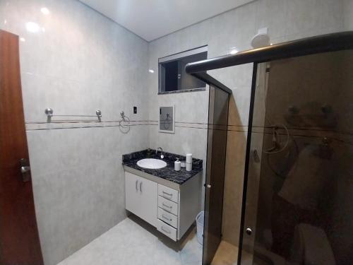 Un baño con lavabo y ducha en Apartamento próximo avenida São Domingos, en Feira de Santana
