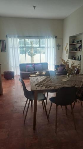 een woonkamer met een tafel, stoelen en een bank bij Hotel villa 15 in Las Victorias