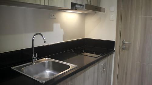 Kuchyň nebo kuchyňský kout v ubytování Luxury Bay Condo near MOA With Balcony Free Wi-Fi