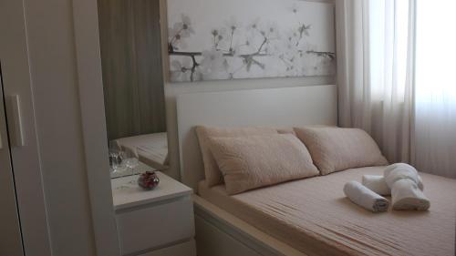 Postel nebo postele na pokoji v ubytování Luxury Bay Condo near MOA With Balcony Free Wi-Fi