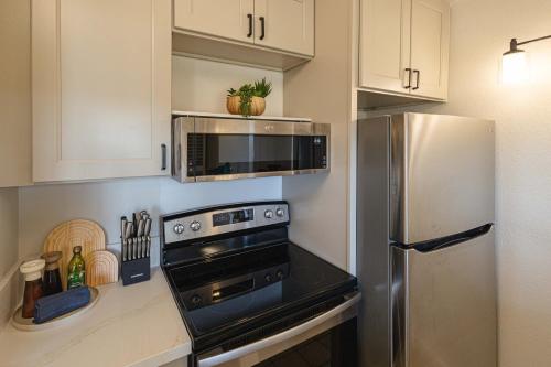 Køkken eller tekøkken på Poipu Paradise Retreat