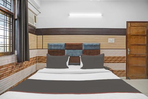 un dormitorio con una cama grande en una habitación en Hotel O Vrishti Hotels by Ananda, en Sūrajpur