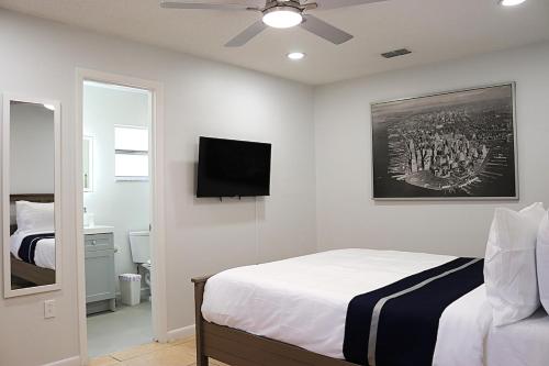 レイクランドにあるIndigo City Escapeのベッドと薄型テレビのある寝室