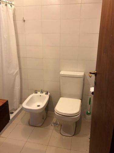 ein Badezimmer mit Toilette und Waschbecken in der Unterkunft Azul Marina in Mar Azul