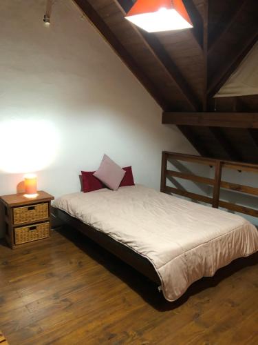 ein Schlafzimmer mit einem Bett und einem Tisch mit einer Lampe in der Unterkunft Azul Marina in Mar Azul