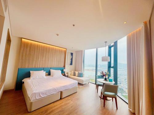 下龙湾À Là cart studio apartment with bay view and water music的一间卧室，配有一张大床和一扇大窗户。