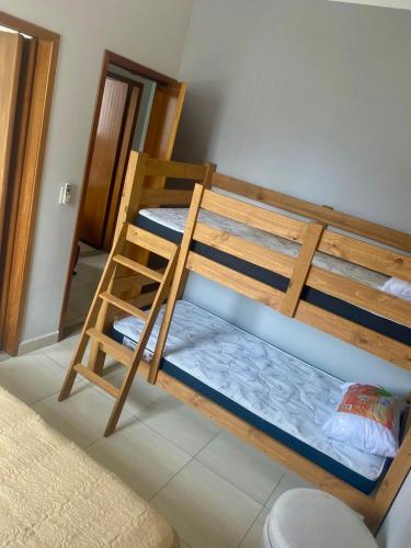 Postel nebo postele na pokoji v ubytování Apê completo com varanda gourmet e vista livre Canto do forte - Praia Grande