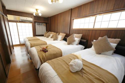 Postel nebo postele na pokoji v ubytování The CATAN Osaka Tenmangu Shrine 大阪天満宮