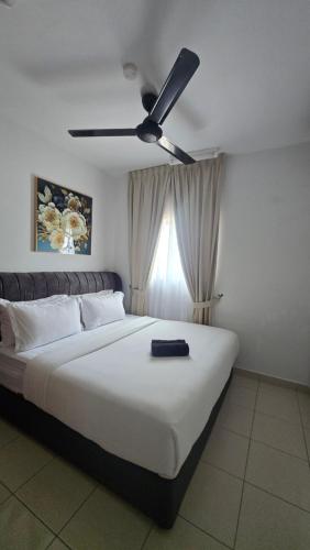 a bedroom with a large bed with a ceiling fan at Alanis Suite KLIA With Neflix in Sepang