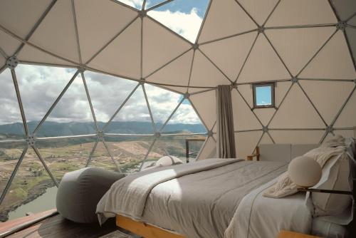 a bedroom in a dome tent with a bed in it at Namora Domo Experience in Cajamarca